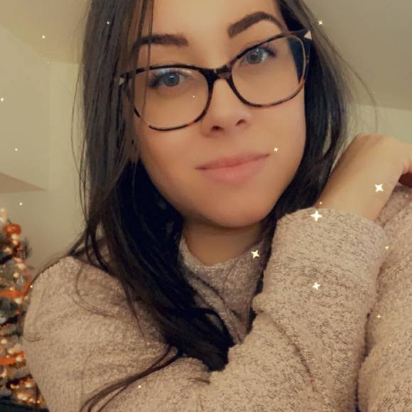 Poshmark profile picture for @skylace